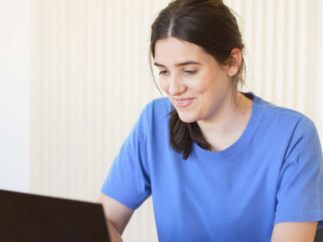 Junge Frau am Computer