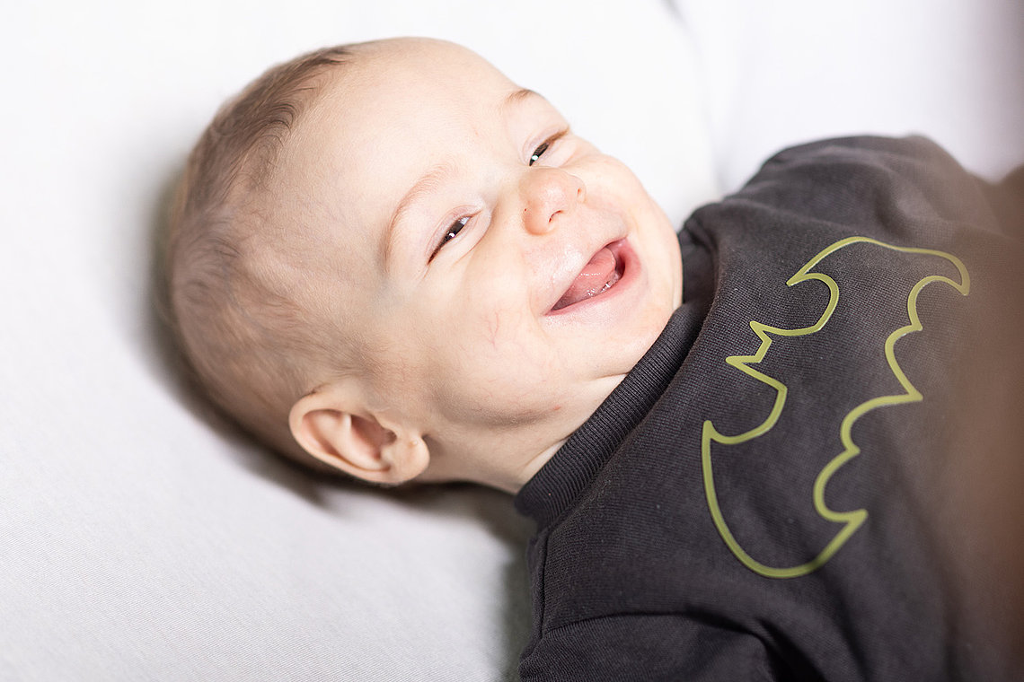 Baby liegt und lacht Baby liegt und lacht