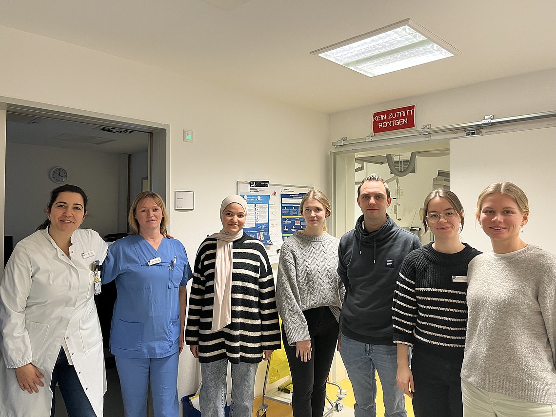 Ärztin mit Medizin-Studierenden