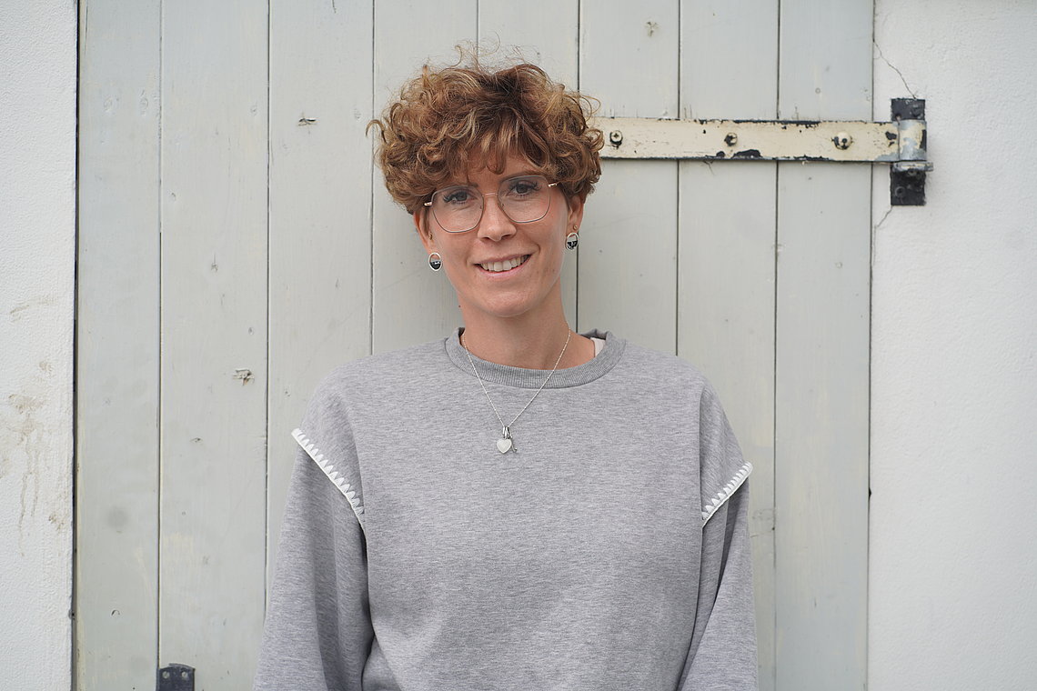 Ehemalige Brustkrebspatientin Annegret Müller schaut in die Kamera
