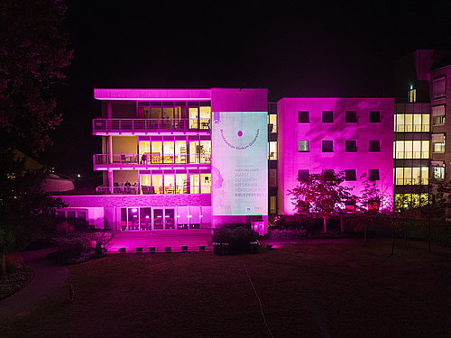Klinikum leuchtet in Pink