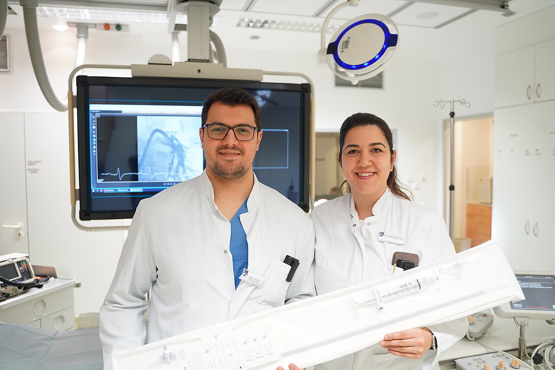 zwei Ärzte präsentieren neues schonendes Verfahren zur Behandlung von Blutgerinnseln in der Lunge