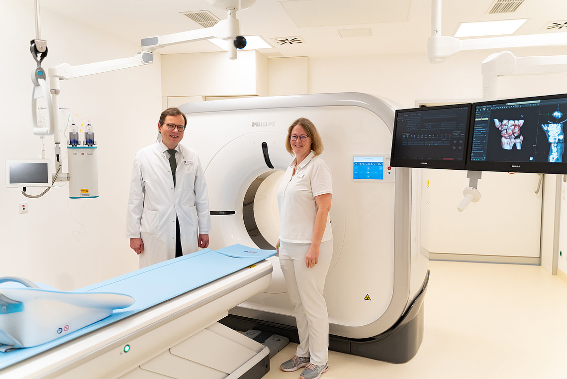 Chefarzt Prof. Dr. Boris Buerke und Katrin Meyer, Leitende MTRA, am neuen CT.
