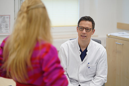 Patientin im Gespräch mit Dr. Demmer