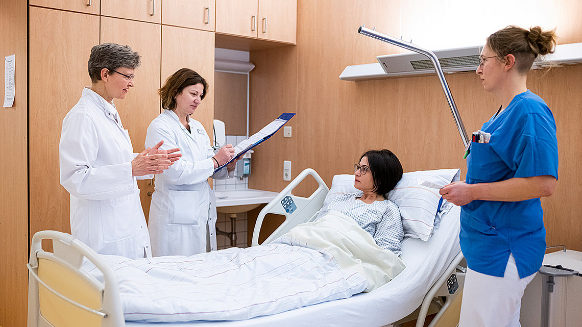 Gespräch zwischen Ärzten und Patienten im Patientenzimmer